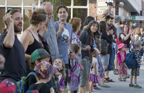 Issue Human chain of parents and kids protect Quebec schools 