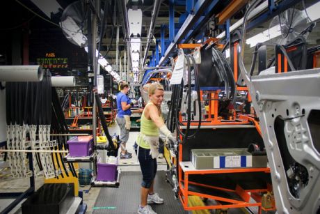 Issue Auto workers: concessions and resistance