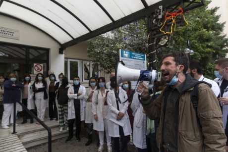 Issue Greek healthcare workers show the way to fight