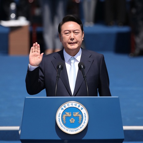 Issue Yoon Suk-yeol, who plotted martial law governance, must step down!