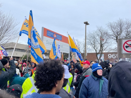 Issue Postal workers hold fast on the picket lines despite attacks