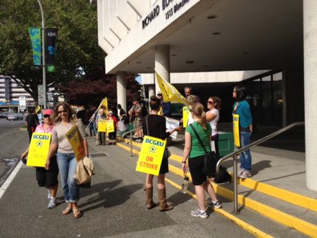 Issue BCGEU strikers joined by solidarity picketers